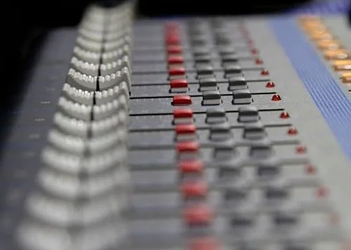 Yamaha MG16XU 16-Inputs 6-Bus Mixers with Effects - Image 2